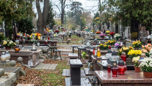 W jaki sposób ozdobić nagrobek na Wielkanoc?